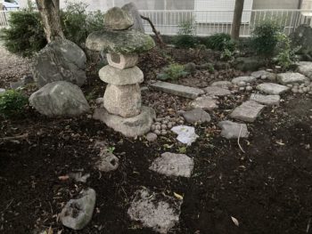 【空き家の落ち葉集め】