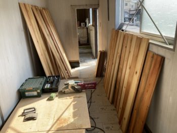 【再びパイン羽目板の塗装】