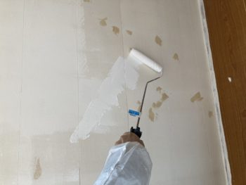 【穴をパテ処理後に２回目塗り】