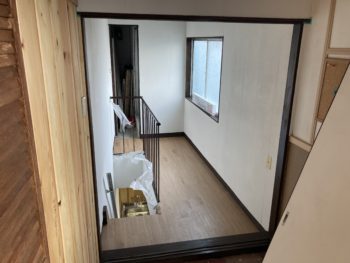 【敷居木部へ水性バトンの塗装】