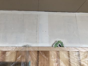 【カチオンシーラーを下塗り】