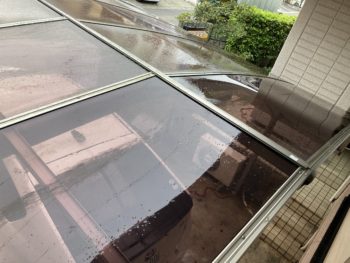 【カーポート屋根を清掃】