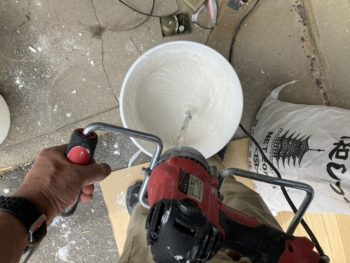 【空き家の土壁に漆喰塗り】