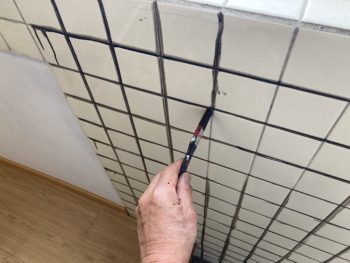 【戸車調整とタイル目地塗装】