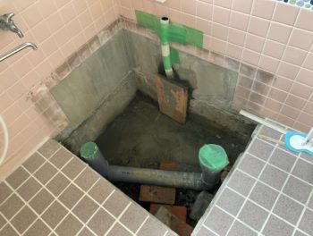 【浴室が匂うため浴槽撤去し埋設】