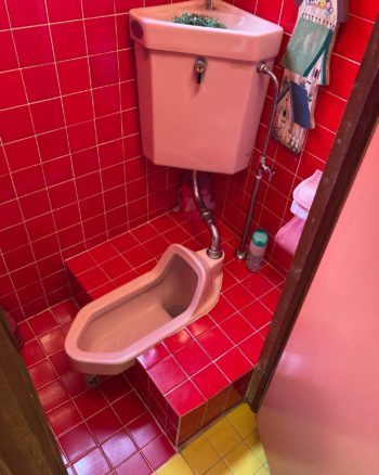 【赤いトイレと黄色い洗面を改修】