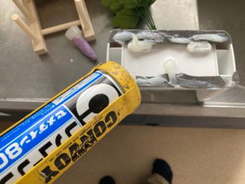 【両面テープ剥離し落下を接着】