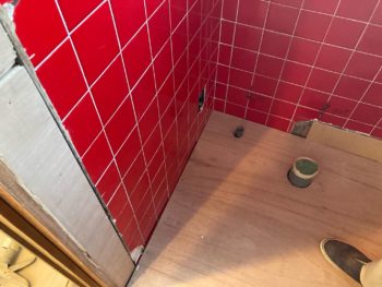 【トイレ改修で床と壁貼り工事】