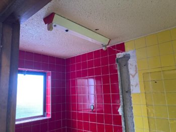 【トイレの改修工事を開始】