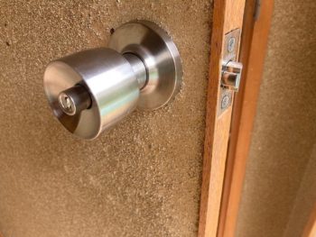 【入口建具に鍵を設置】