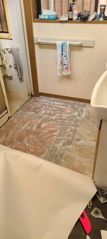 【脱衣室床修理してクッション貼り替え】