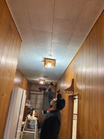 【寿司店の天井水漏れ跡を塗装】