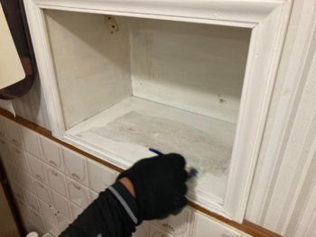 【寿司店の天井の水染を塗装】