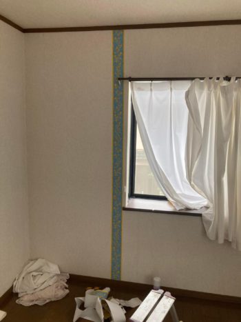 【壁のひび割れにラインシール貼】