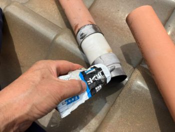 【空き家の谷樋と縦樋の応急修理】