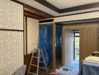 【リビングのクロス貼り工事完了】