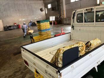 【空き家からソファを搬出】