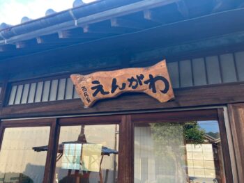 【薪置き場の塀に塗装】