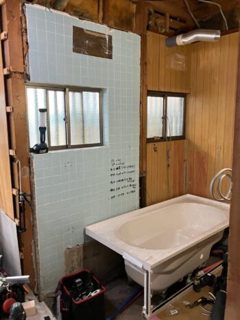 【ユニットバスを組み立て】