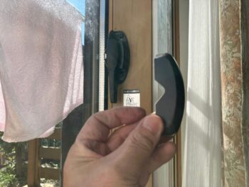 【窓のDIY】クレセント錠を自分で交換する時の落とし穴！裏板落下を防ぐ正しい手順